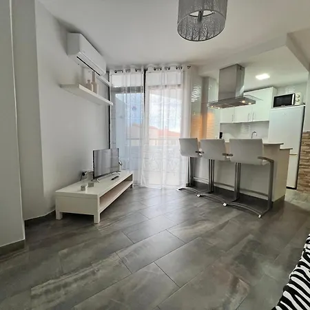 Stylish Los Cristianos Apartment شقة